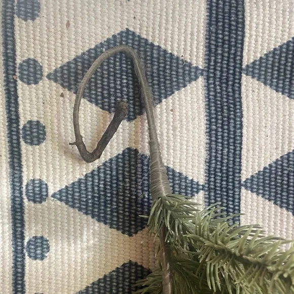 Green Pine Garland with Pinecones - Picture 3 of 4